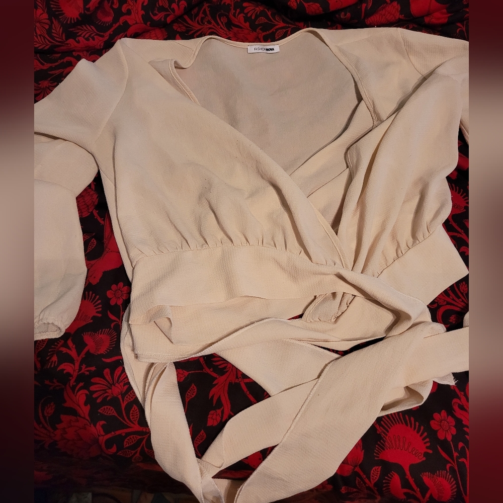 Fashion Nova poofy blouse